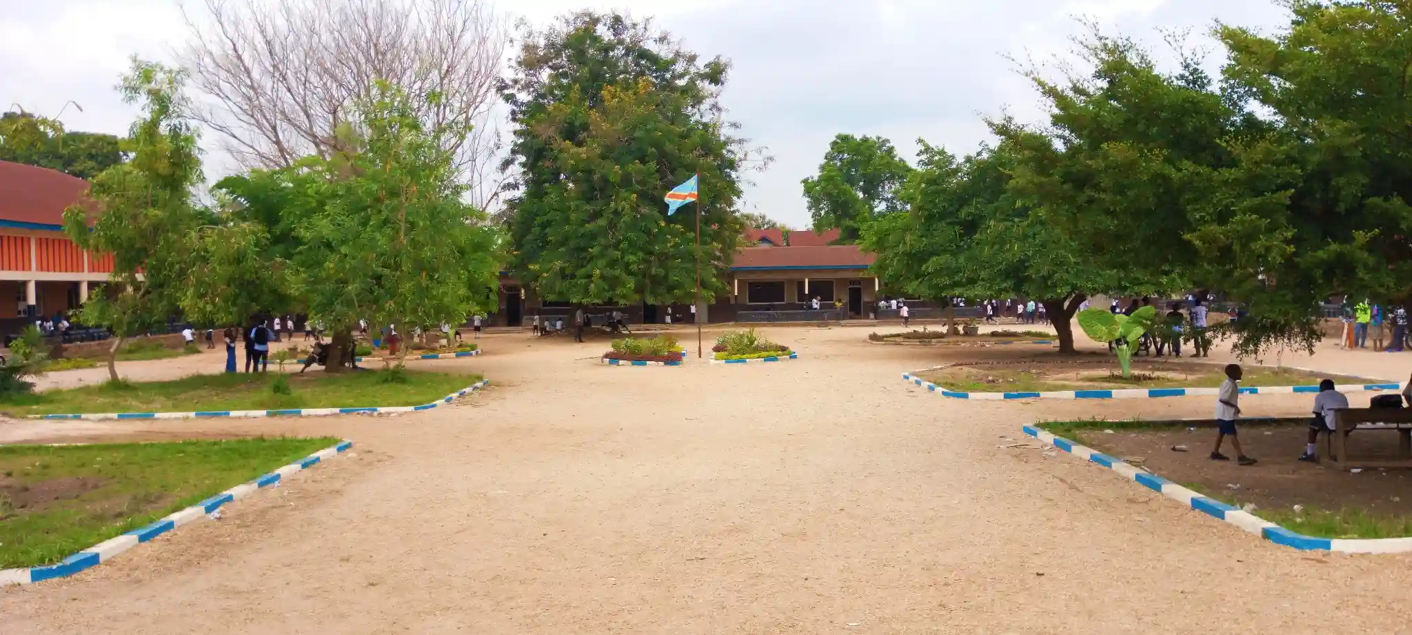 Vue du campus du Collège Maele à Kisangani avec bâtiments modernes et élèves