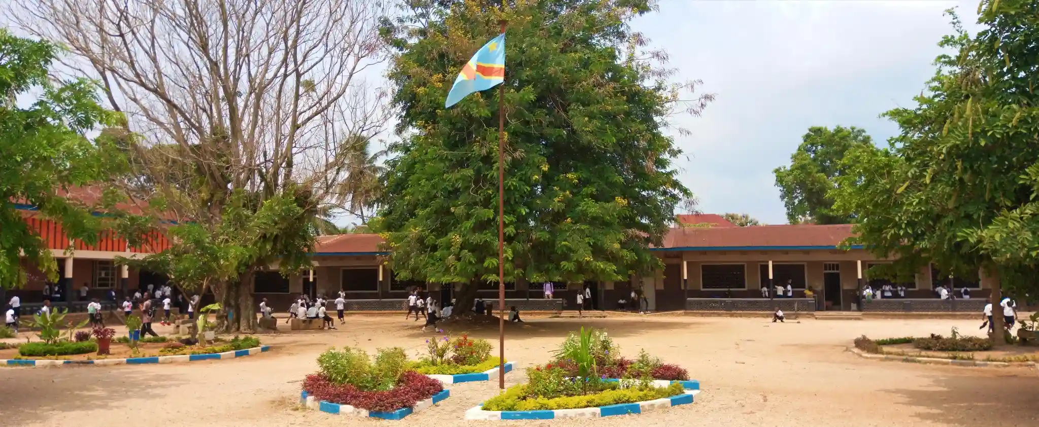 Cours intérieure du Collgège Maele, vue sur le drapeau
